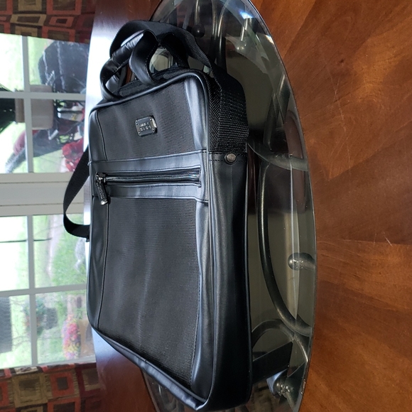 FF Kenneth Cole Reaction R-Tech 17” Laptop Carry-0n Business Office Travel Bag - Picture 6 of 10